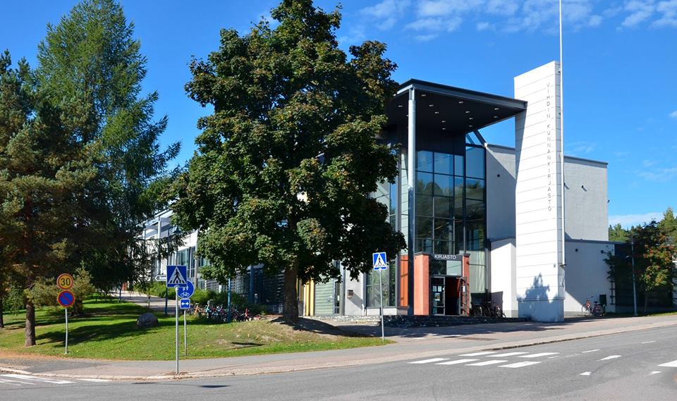 Vihdin pääkirjasto ulkoapäin kuvattuna
