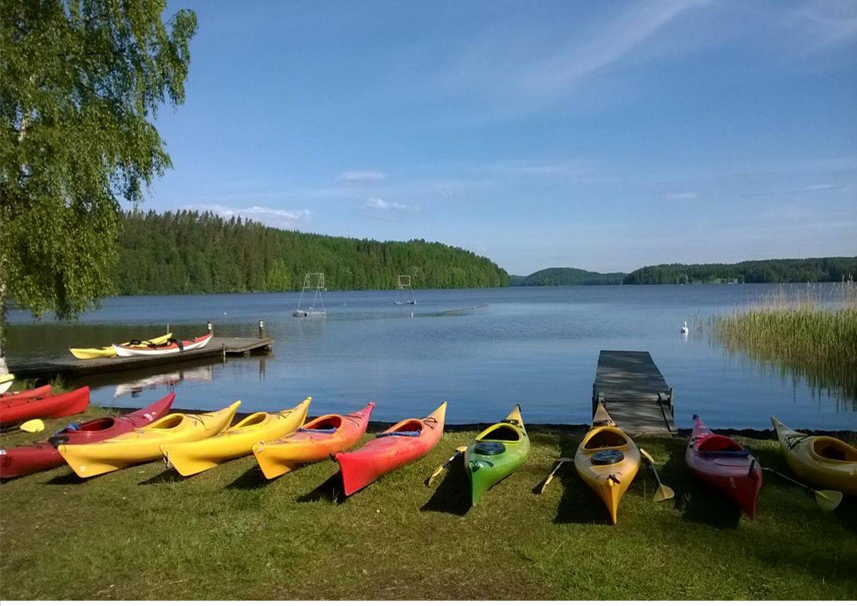 kuva kajakeista järven rannassa