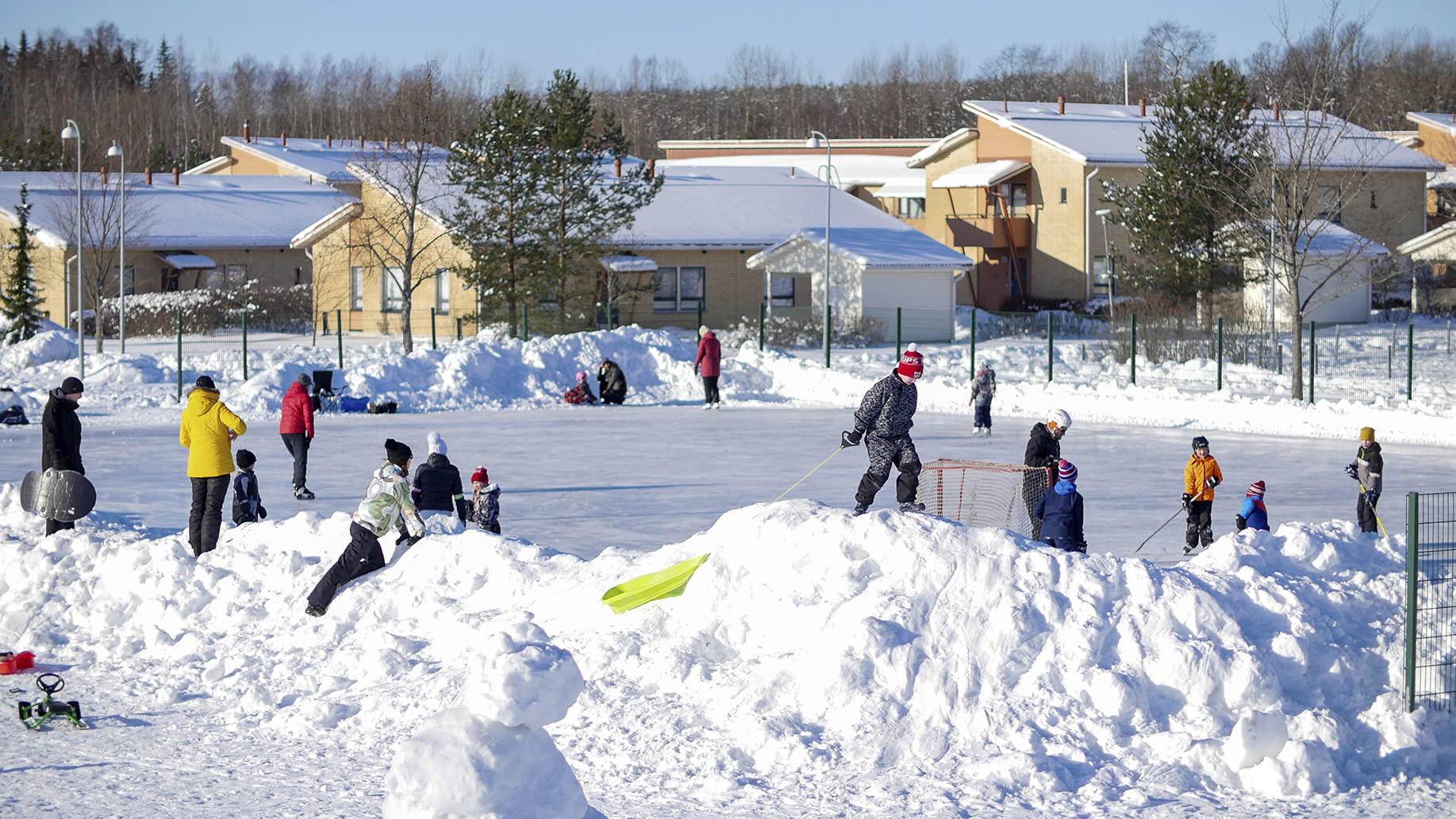 Lapset leikkivät lumessa, kuva: Joenrinne Films