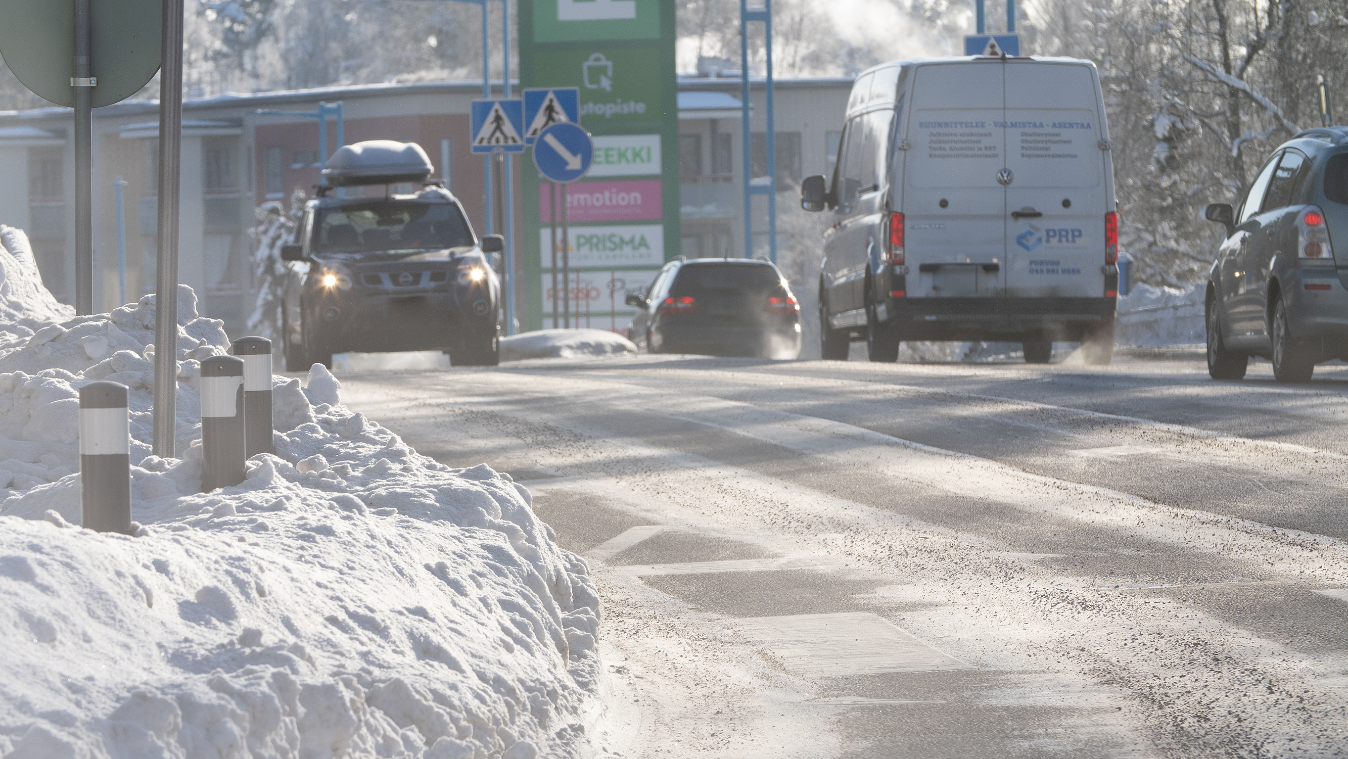 Autoja liikenteessä, kuva: Joenrinne Films