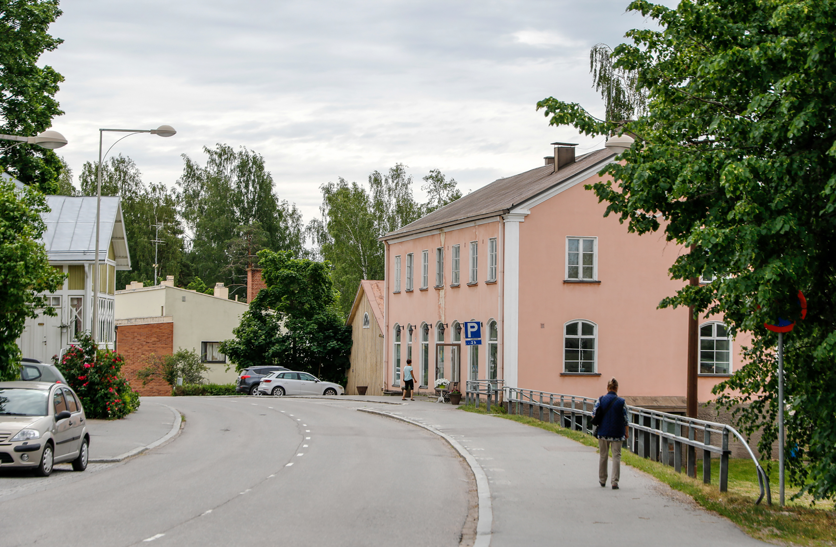 Niuhalanraitti Vihdin kirkonkylällä, kuva Kari Neuvonen, Vihdin Kameraseura