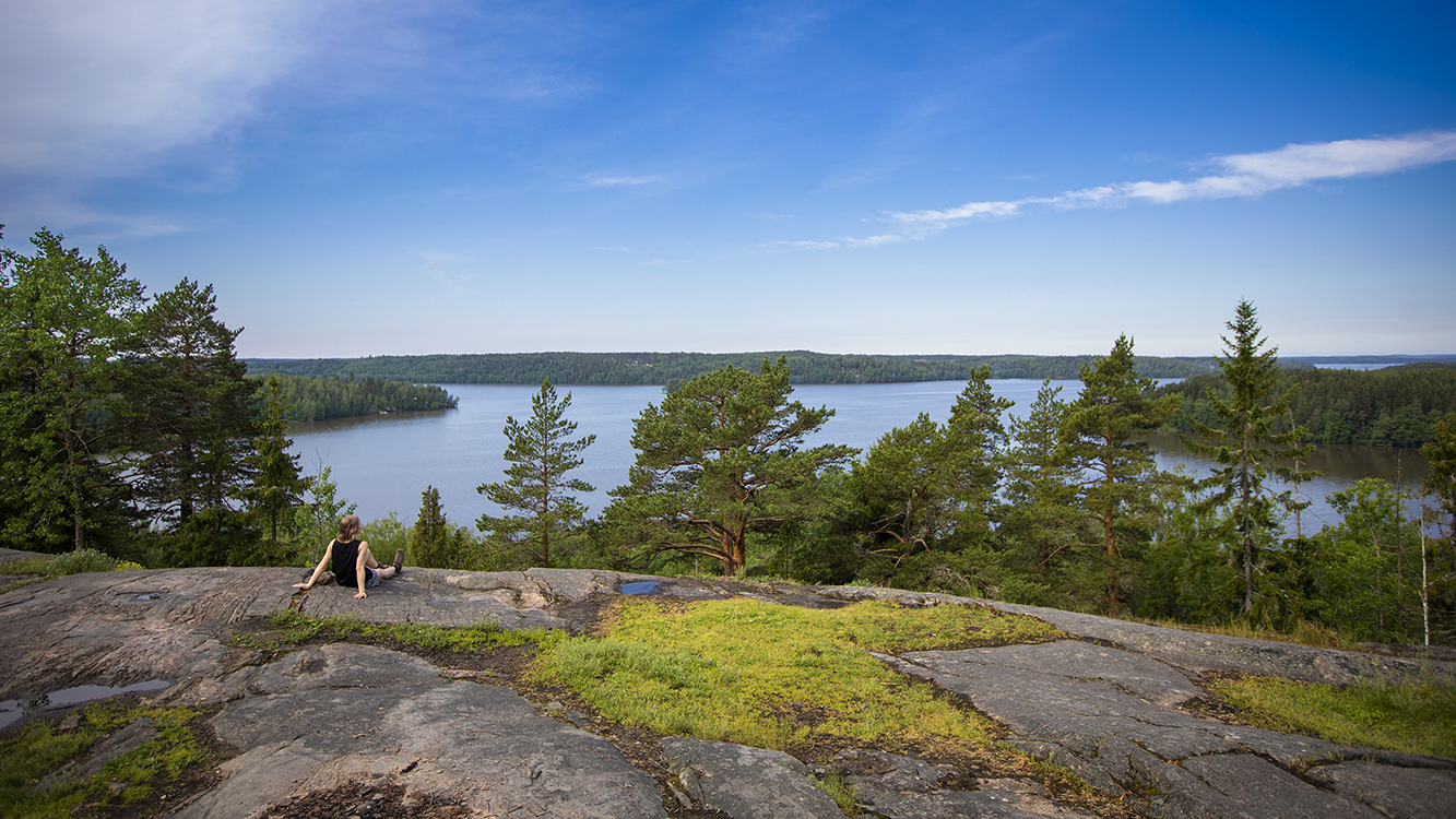 Järvimaisema kalliolta