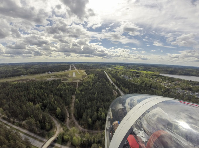 Lentokone lähestyy Nummelan kenttää - kuva: Tom Arppe