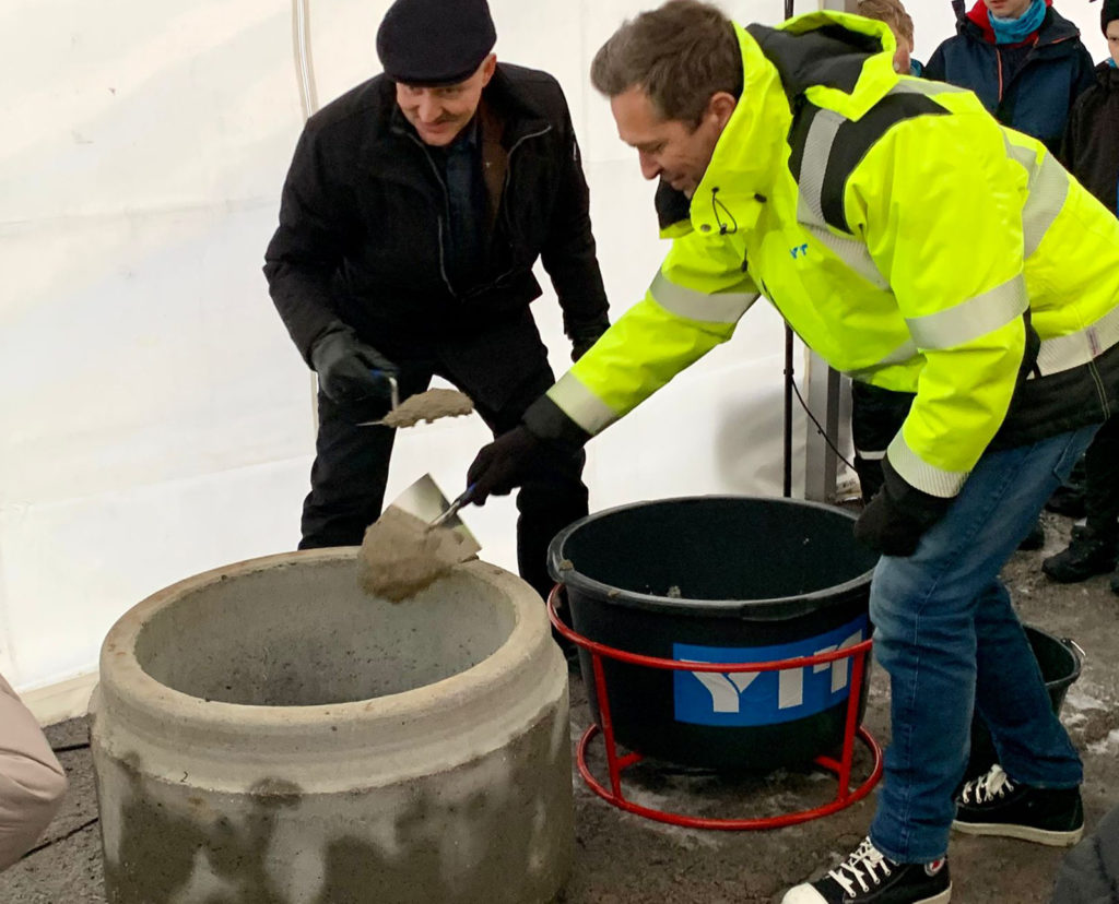 Kunnanhallituksen puheenjohtaja Leevi Pursiainen ja YIT Suomen Jarkko Pakkala muurauspuuhissa