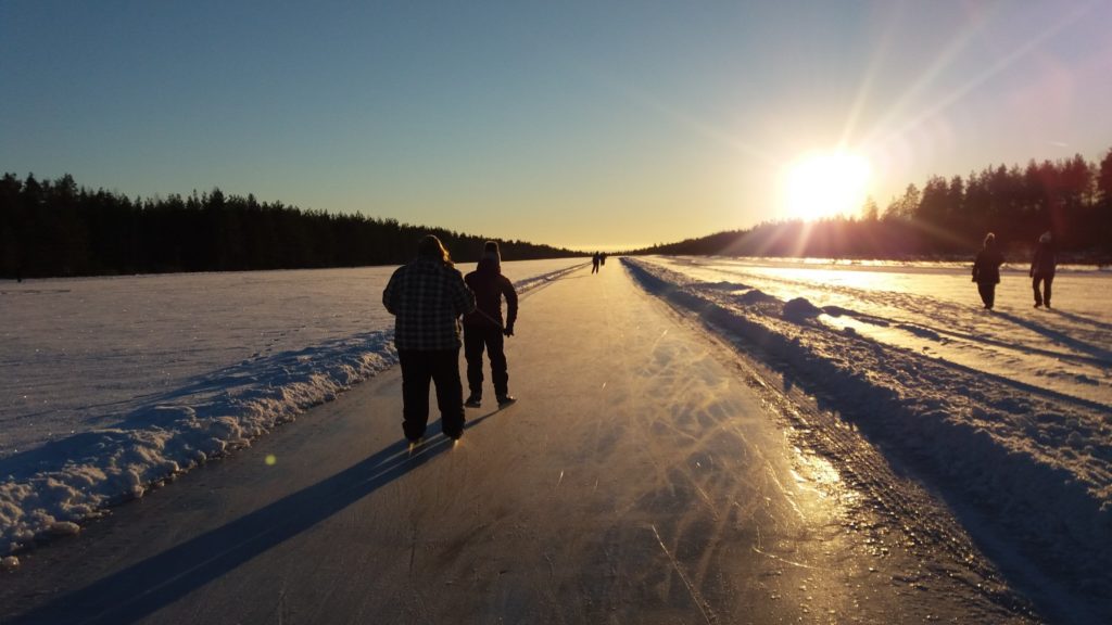 Luistelijoita retkiluisteluradalla