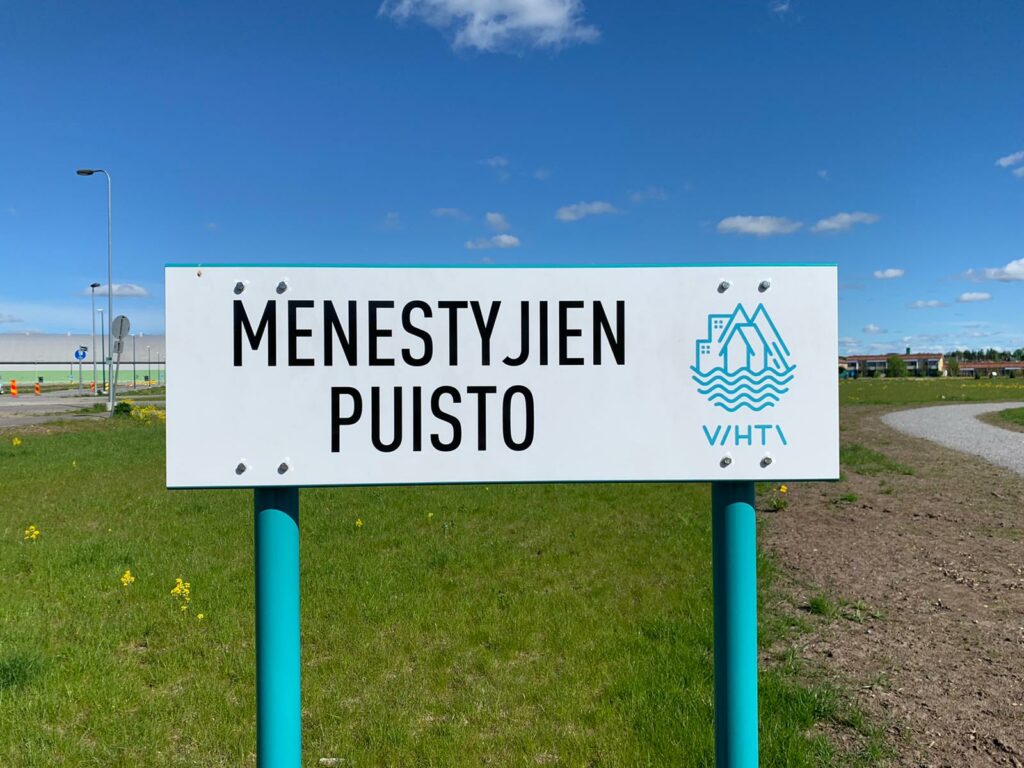 Menestyjien puiston kyltti