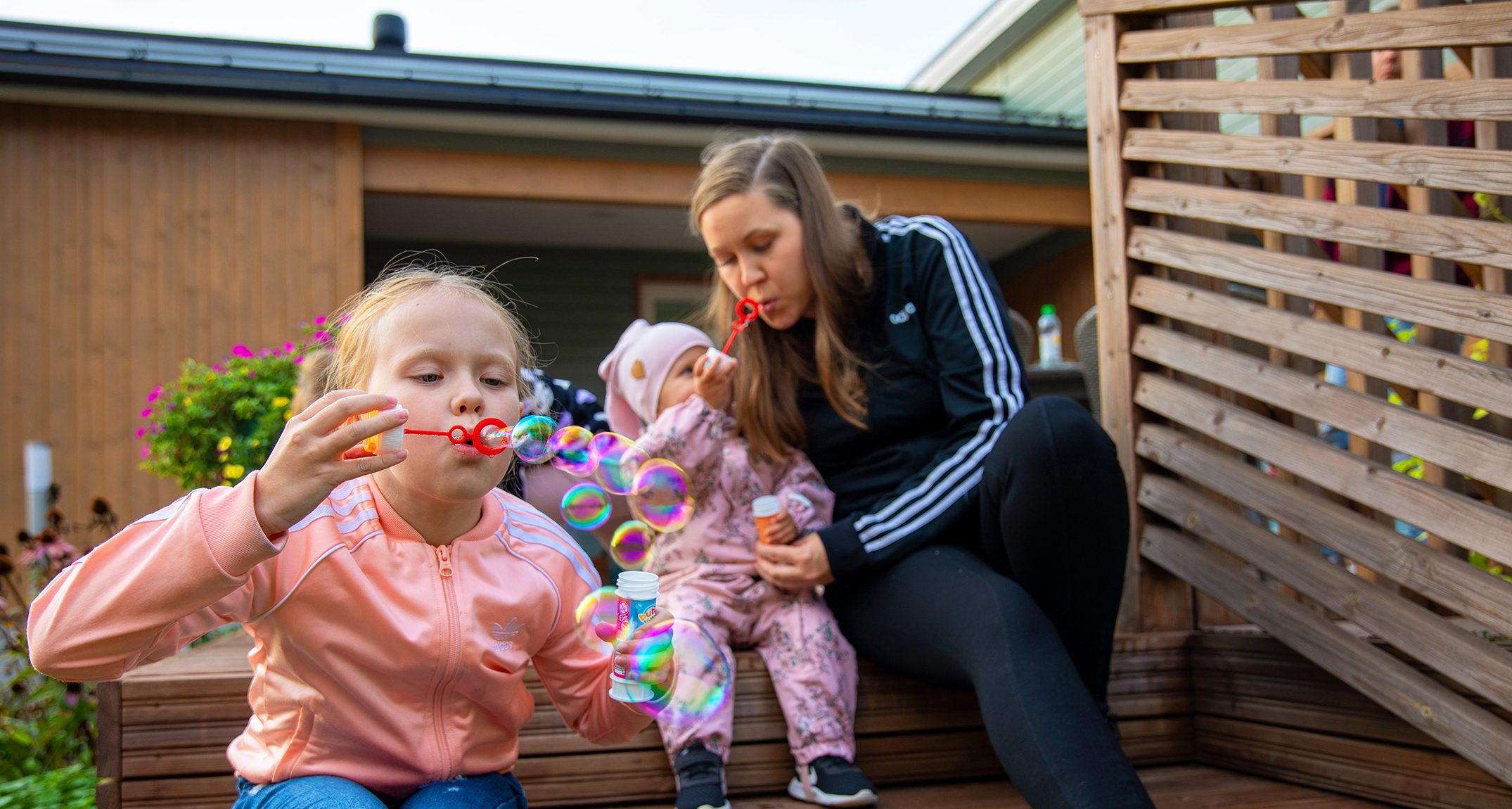 Lapset puhaltavat saippuakuplia - kuva Kapina