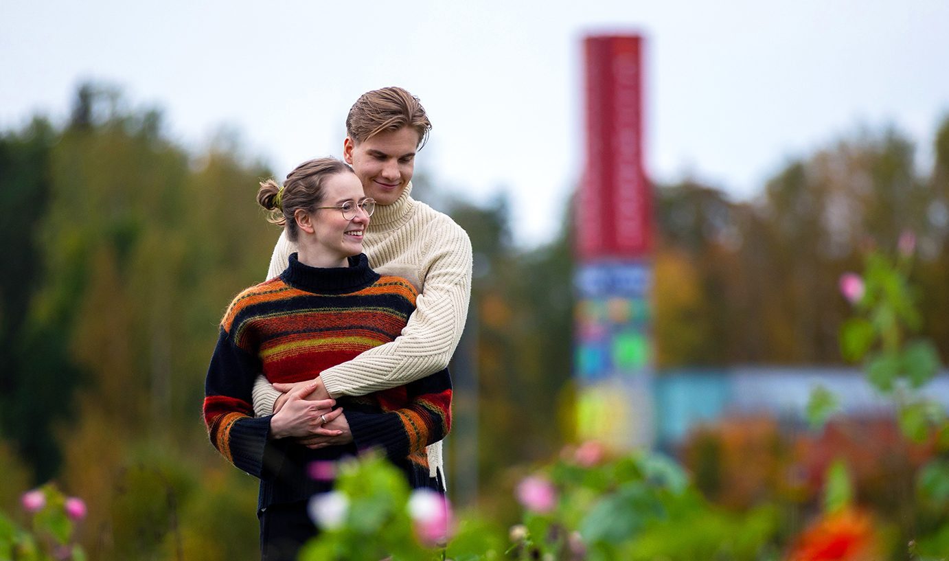 Nuori pari kukkaniityllä Nummelassa - kuva Kapina