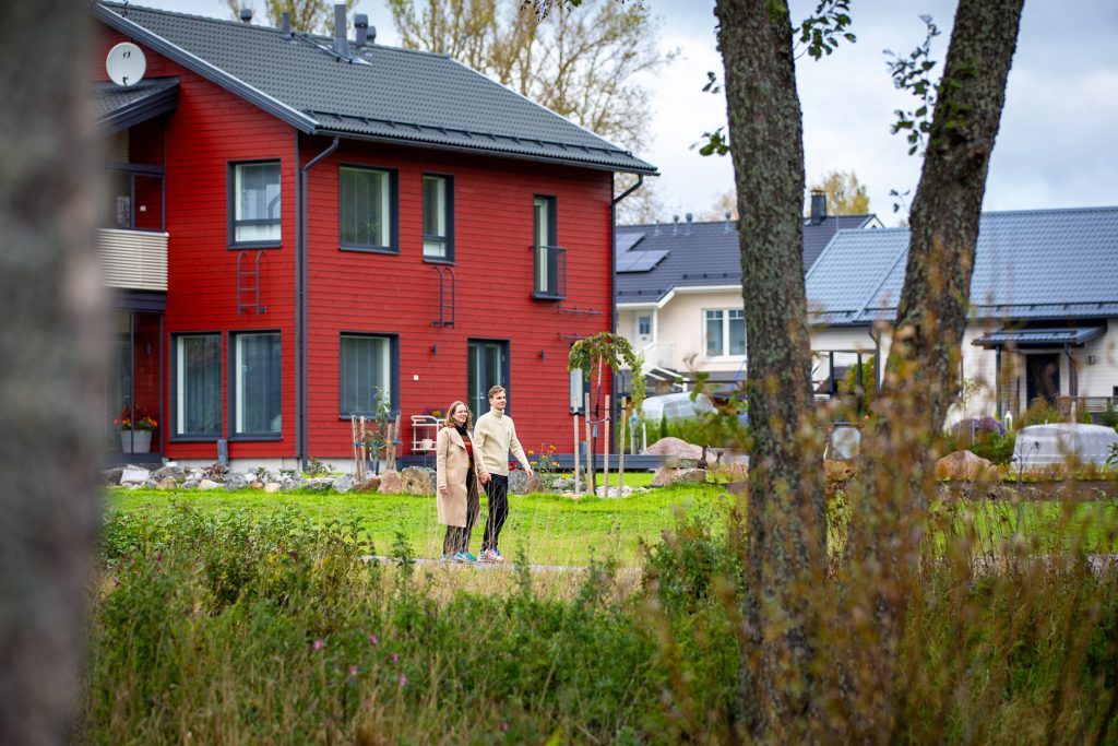 Nuori pari kävelyllä asuinalueella
