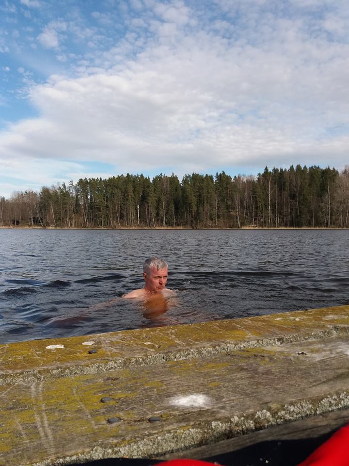 Markku Vuorinen Enäjärvellä pulikoimassa vuonna 2017