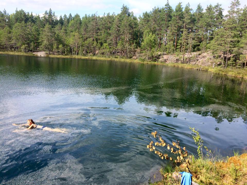 Ulla Myllyniemi Valkealammella uimassa  vuonna 2017