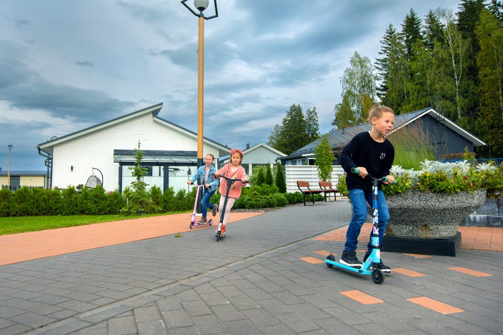 Lapset ajavat skooteilla