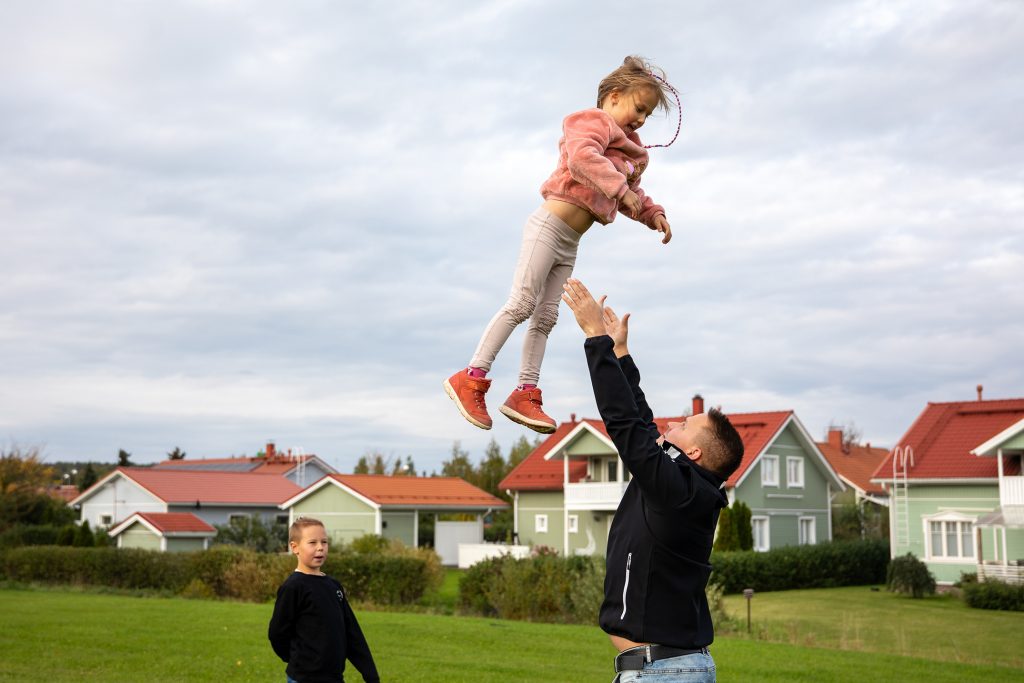 Isä leikkii lasten kanssa