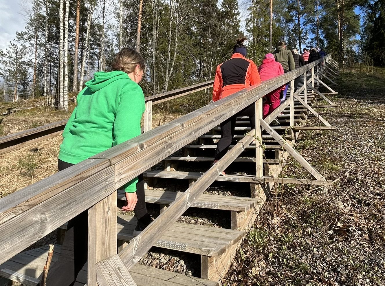 Ihmiset kuntoilevat rappusilla