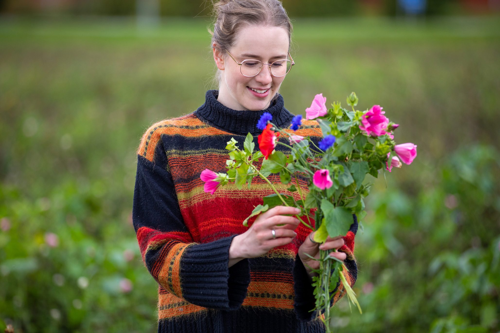 Nainen ja kukkakimppu