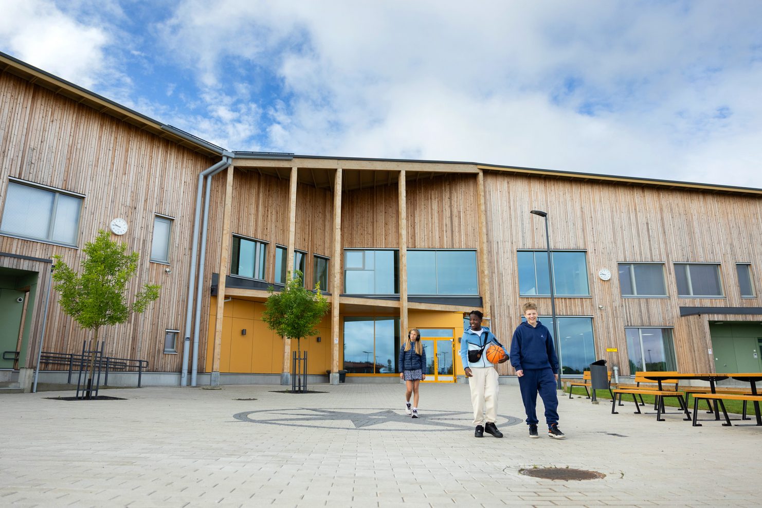 Kolme nuorta Etelä-Nummelan koulukeskuksen pihalla