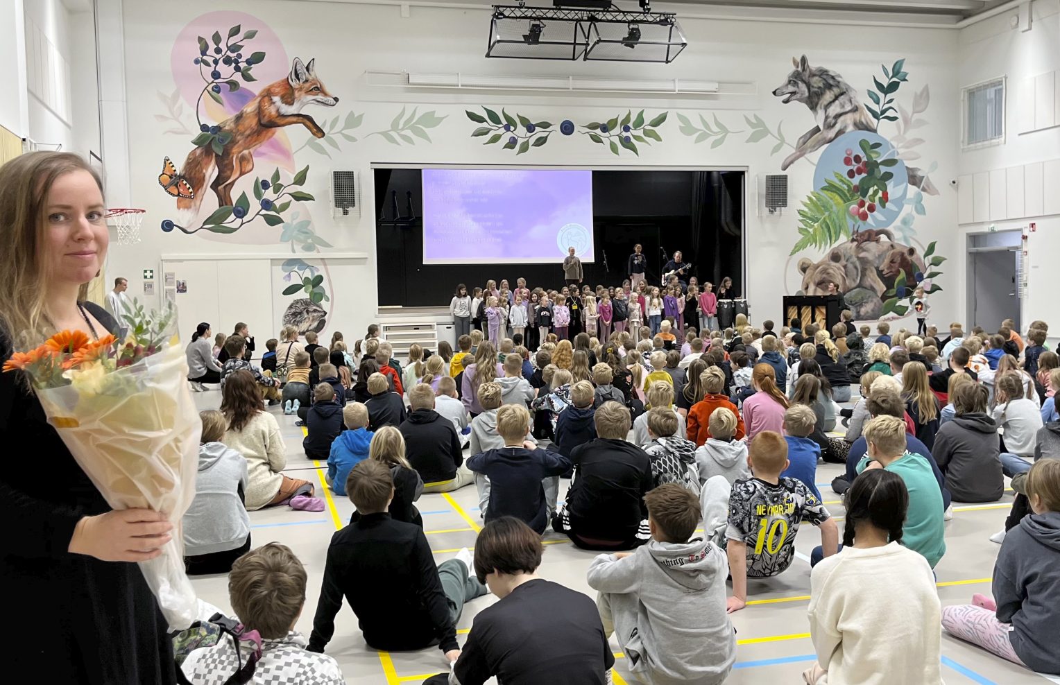 Taiteilija Salla Ikonen Etelä-Nummelan koulukeskuksessa