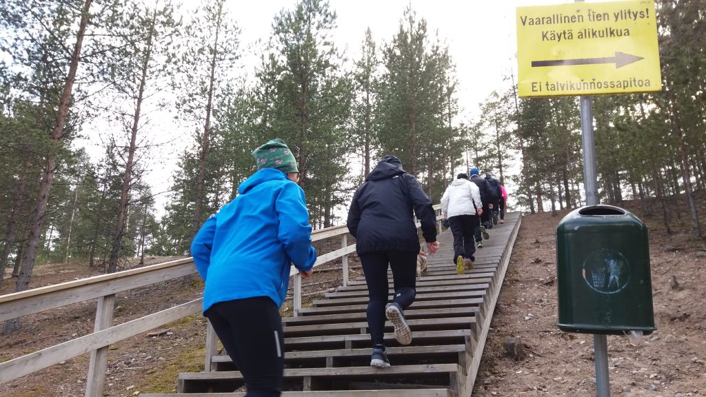 Ihmiset nousevat ylös kuntoportaita pitkin