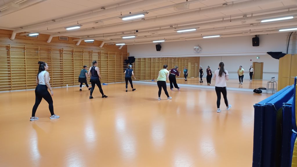 Ihmiset liikkuvat tanssisalissa