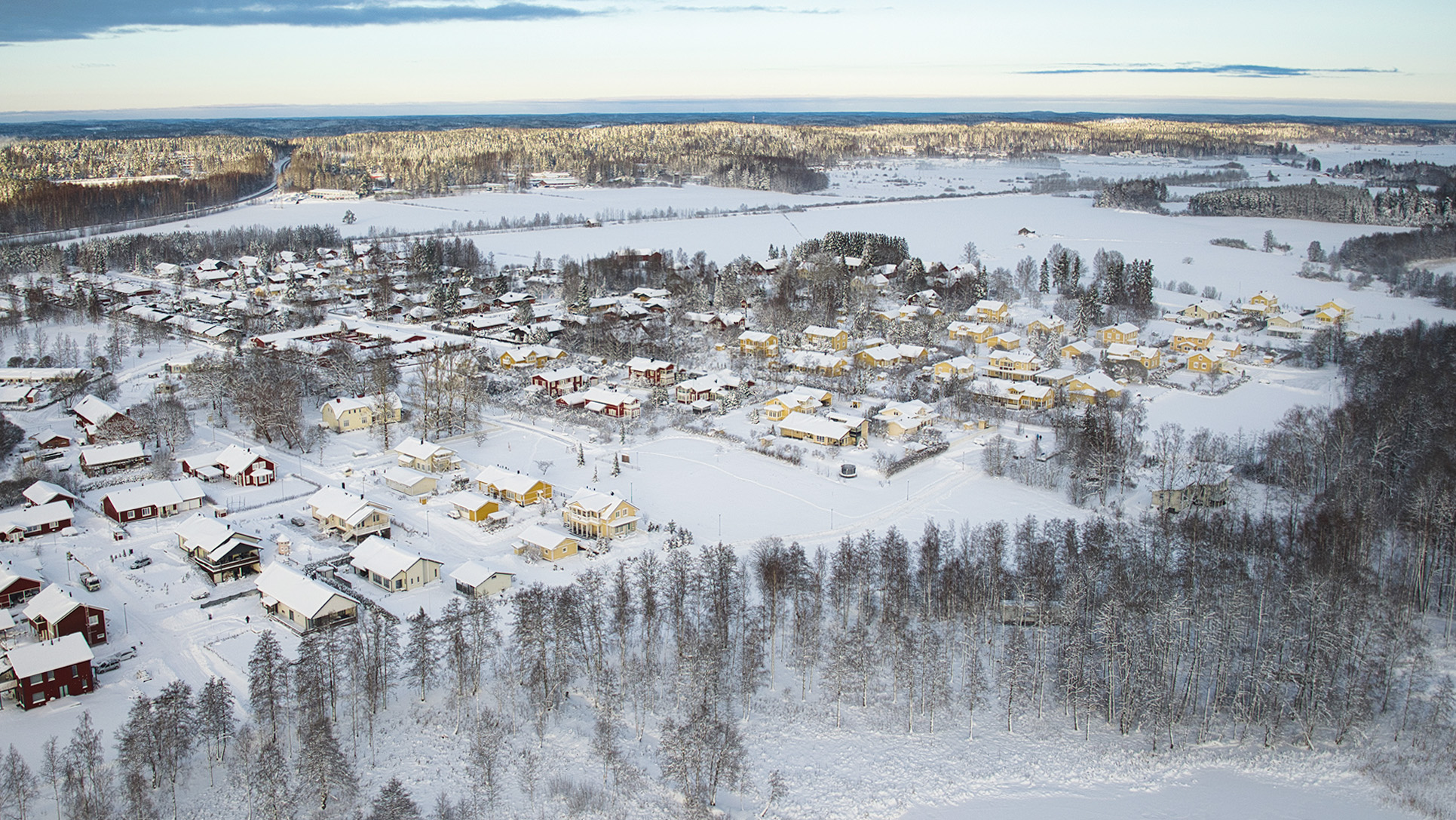 Ilmakuva talvisesta taajamasta, kuva: Joenrinne Films