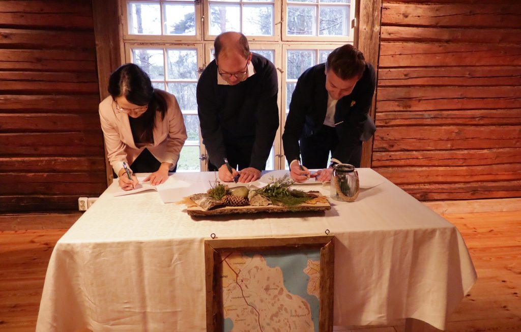 Pääkslahden luonnonsuojelualueen kauppakirjan allekirjoitus