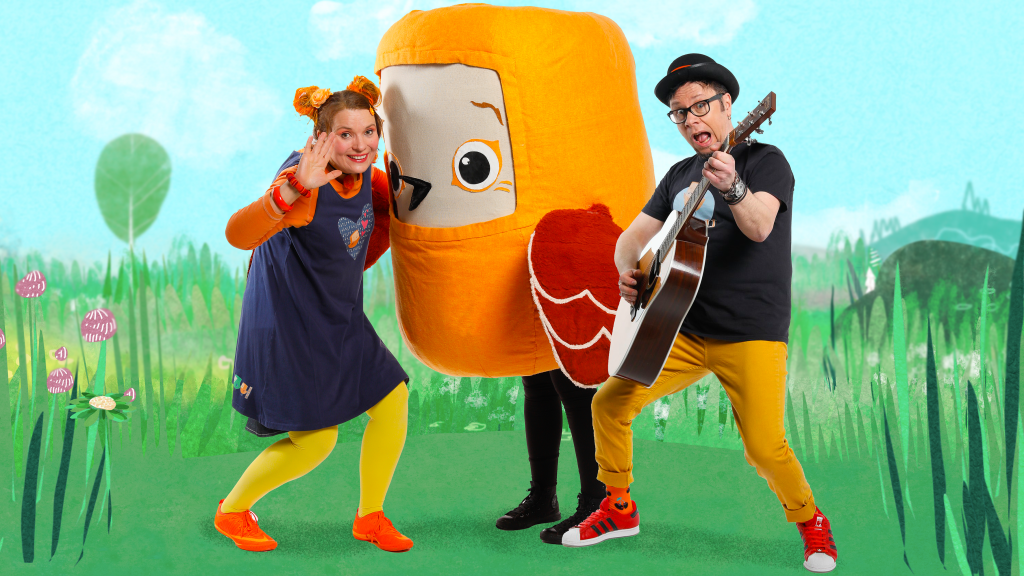 Kuvassa Pikkuli-hahmo ja esiintyjät