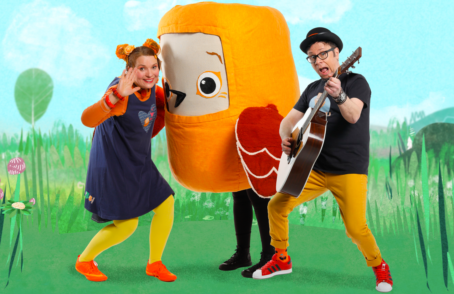 Kuvassa Pikkuli-hahmo ja esiintyjät