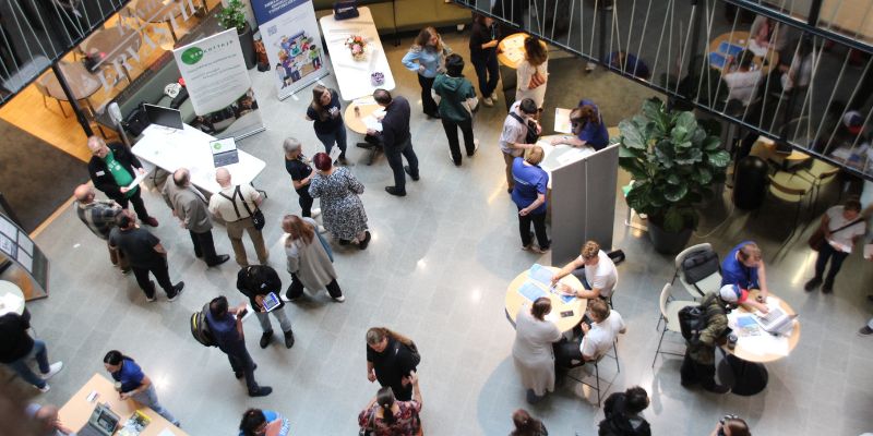 Yläviistosta otettu kuva Kirkkonummella järjestetystä rekrytapahtumasta, kuva: Kirkkonummi, työvoimapalvelut