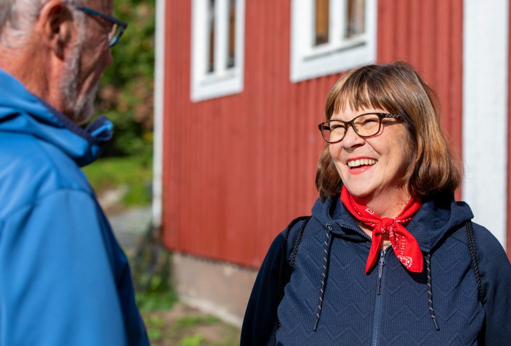 Kaksi iloisesti keskustelevaa vanhempaa henkilöä.