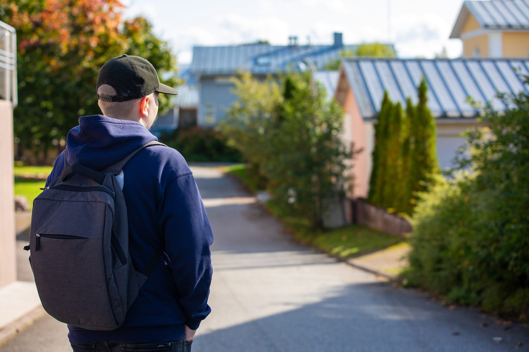 Poika reppu selässä