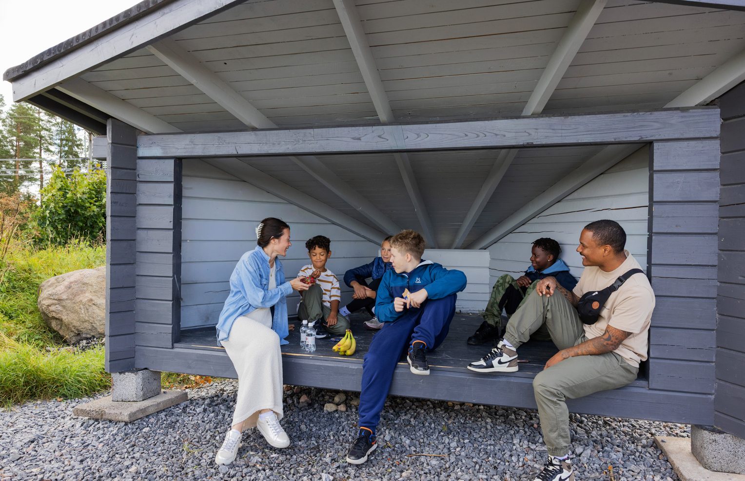 Eri-ikäisiä henkilöitä laavulla