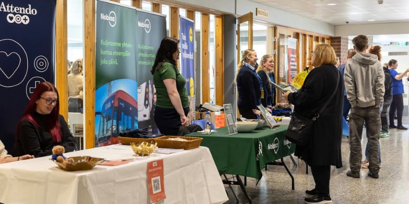 Nummelassa järjestetyn työvoimapalvelujen tapahtuman kävijöitä, kuva: Kirkkonummi