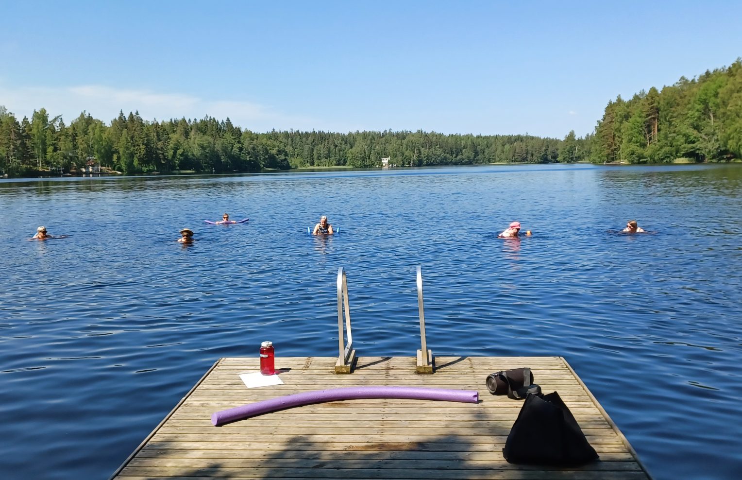 Naiset jumppaavat luonnonvedessä