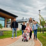 Perhe kävelyllä Vihdin Nummelassa sijaitsevalla asuinalueella