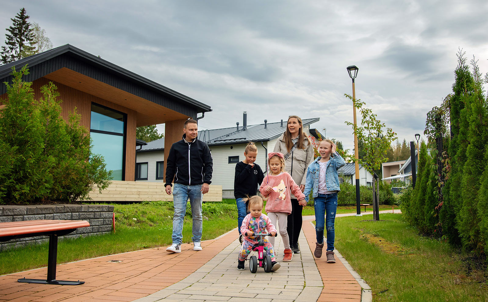 Perhe kävelyllä Vihdin Nummelassa sijaitsevalla asuinalueella