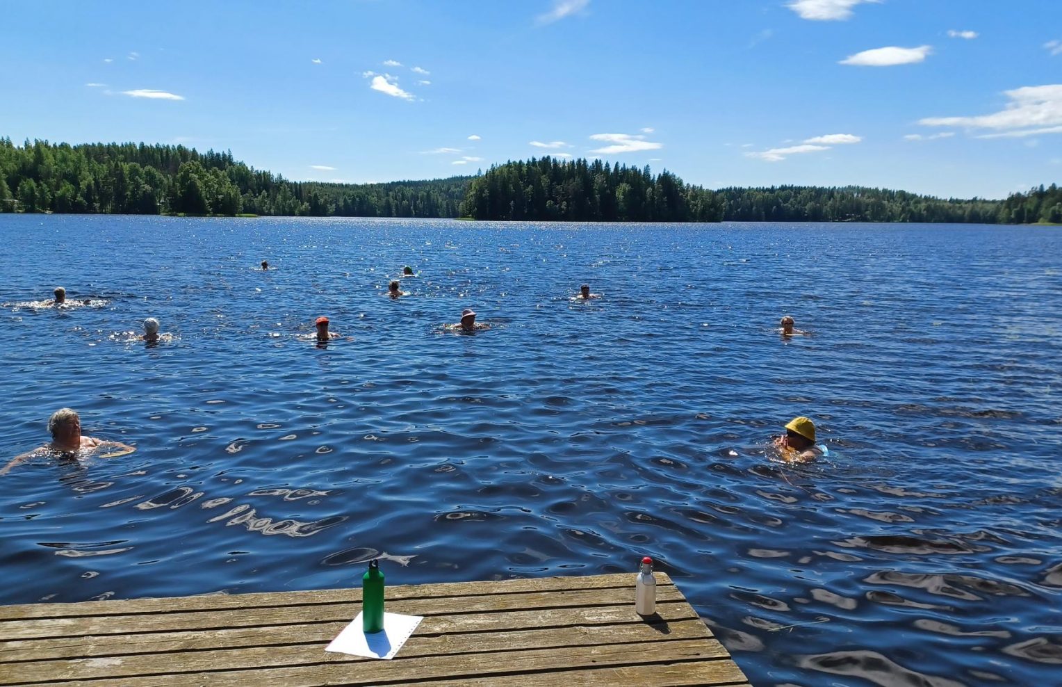 Naiset jumppaavat avovedessä