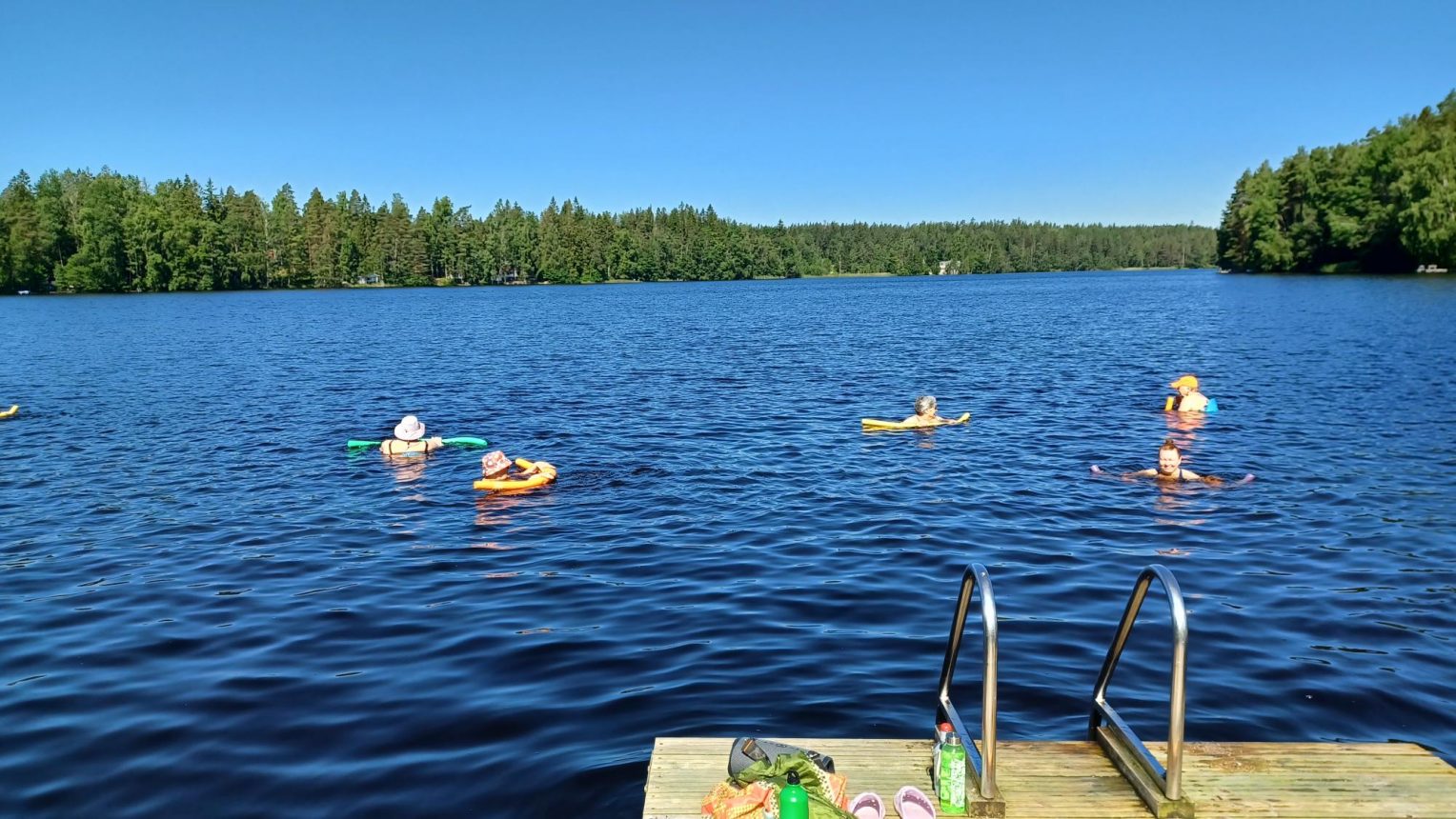 Naiset jumppaavat vedessä