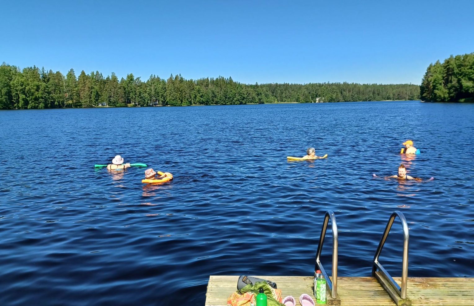 Naiset jumppaavat vedessä