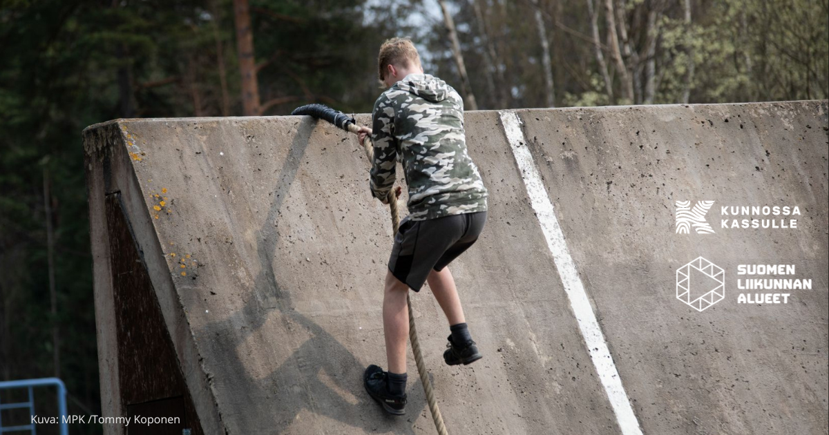Nuori laskeutuu seinää pitkin alas köyden avulla