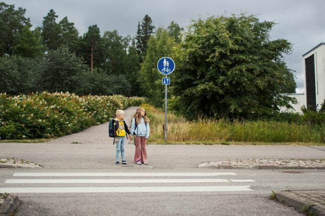 Lapset ylittämässä suojatietä - Kuva Liikenneturva Nina Mönkkönen