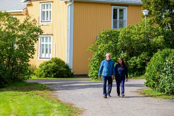 Kuvituskuva, kaksi ikäihmistä kävelee