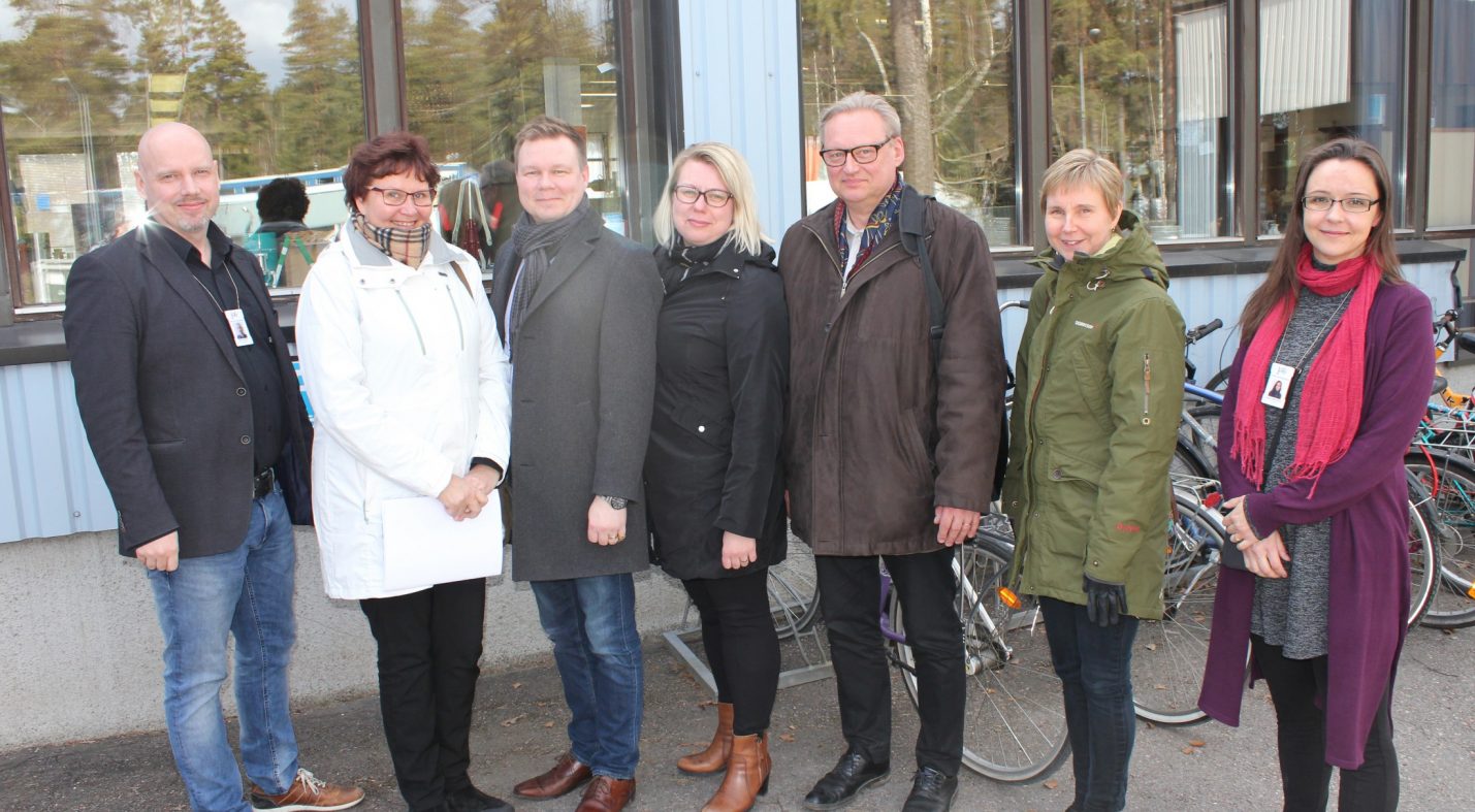 Kuvassa vasemmalta oikealle Vikin toiminnanjohtaja Janne Jalonen. Paltamosta Eija Alasalmi, Korpitien koulun apulaisrehtori. Pasi Ahoniemi, kh:n pj. Anu Tervonen, kehitysjohtaja. Arto Laurikainen, kunnanjohtaja. Hanna-Riikka Karjalainen, sivistysjohtaja sekä Vikin työvalmentaja Jaana Hakkarainen.